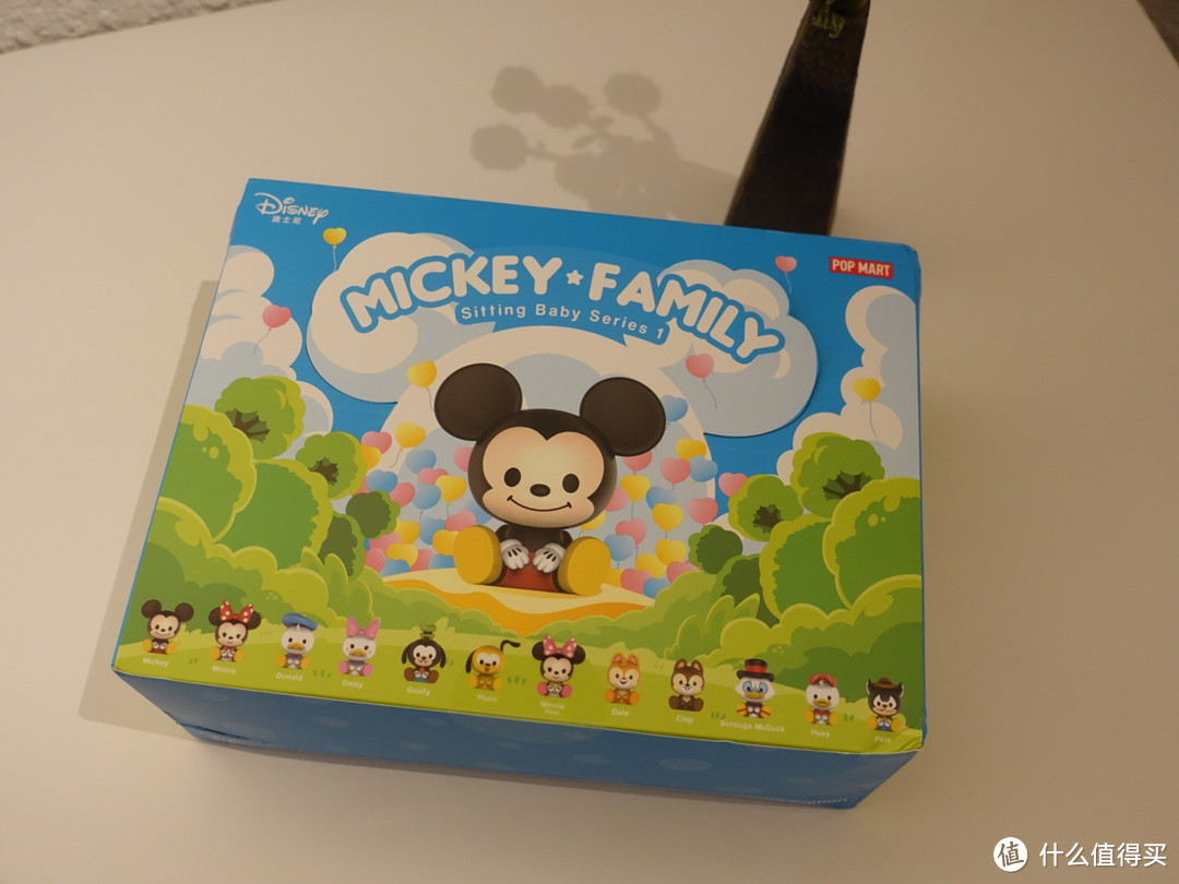 小呆萌排排坐：泡泡玛特迪斯尼米奇家族盲盒公仔开箱体验