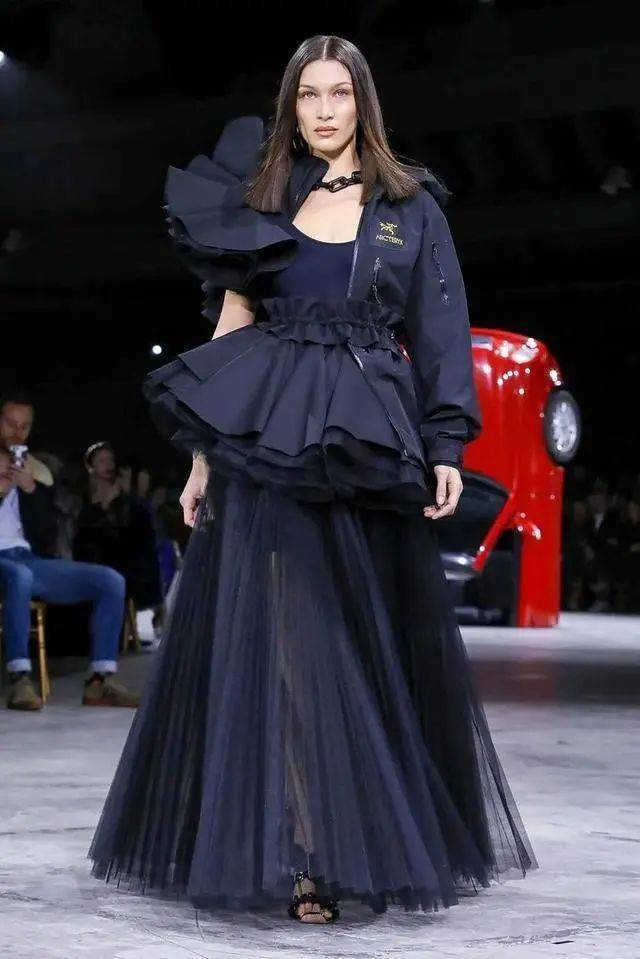 谁说帐篷只能是帐篷呢？“疯狂的设计师”将它融入到服装设计中！