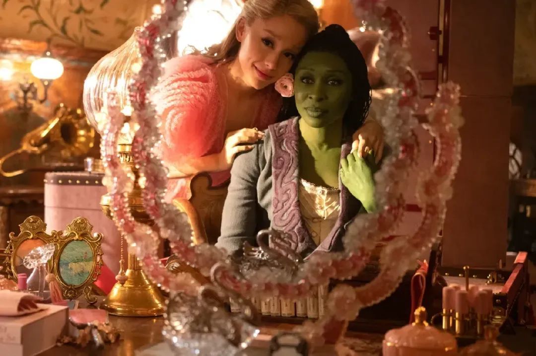 《魔法坏女巫》定档12月6日，艾莉安娜·格兰德领衔主演，奇幻视听盛宴即将开启